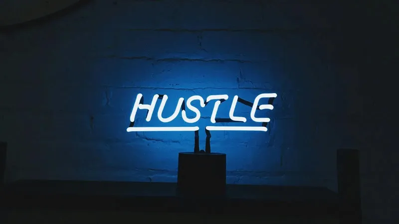 Neon sign that says Hustle
