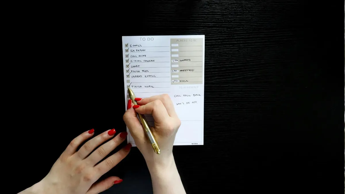 A checklist on a clipboard, representing how to evaluate a business confidence course.