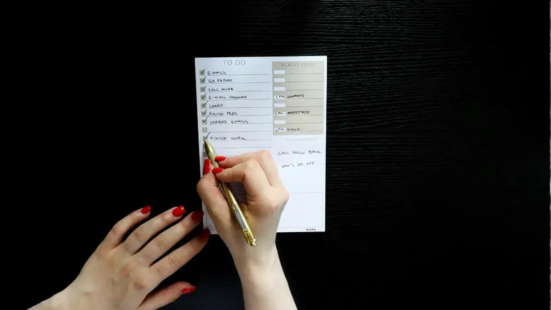 A checklist on a clipboard, representing how to evaluate a business confidence course.